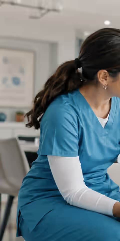 ممرضة تقدم رعاية منزلية لكبيرة سن في منزل هادئ